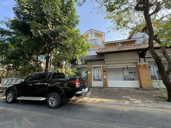 Bán biệt thự 1 trệt 1 lửng 2 lầu 288 m2 thoáng 3 mặt Nam Phú Villas Q7